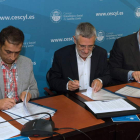Vicente Andrés (CC OO), Agustín Prieto y Santiago Aparicio, ayer, en la firma.