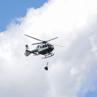 Un helicóptero de la Guardia Civil traslada el segundo cadáver hallado en Aldea del Fresno. RODRIGO JIMENEZ