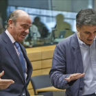 Guindos (izquierda) conversa con el nuevo ministro griego de Finanzas, Euclid Tsakalotos, este martes en Bruselas.
