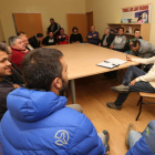 Colocadores de pizarra en una de sus asambleas celebradas en Toral de los Vados. ANA F. BARREDO