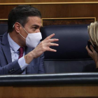 Pedro Sánchez conversa con la vicepresidenta segunda, Yolanda Díaz, ayer, durante el Pleno del Congreso. RODRIGO JIMÉNEZ