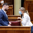 El portavoz de ERC, Gabriel Rufián, escucha a la ministra de Trabajo, Yolanda Díaz. BALLESTEROS