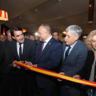 Momento del corte de cinta, en la feria de Biocastanea que se celebra en Carracedelo. ANA F. BARREDO