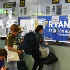 Cola en los mostradores de Ryanair en el aeropuerto de Barcelona por la huelga de pilotos.