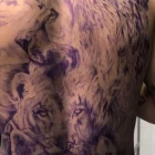 La espectacular espalda de Lorenzo Insigne tras el tatuaje de toda una familia de leones.