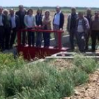 Foto de familia de todos los asistentes a la recepción de las obras en Riego de la Vega