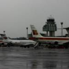 Aviones de Iberia ante la torre de control del aeropuesto de Santiago