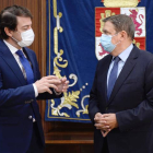 El presidente de la Junta de Castilla y León, Alfonso Fernández Mañueco (i), se reúne esta mañana en la sede de la Presidencia con el ministro de Agricultura, Pesca y Alimentación, Luis Planas (d). EFENACHO GALLEGO