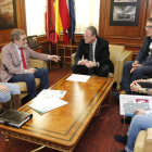 Encuentro en el despacho del alcalde de León, ayer por la mañana. RAMIRO