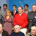Carrasco, rodeada de alcaldes y portavoces del PP, con Merayo el cuarto a la derecha en la segunda f