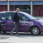 Pablo Fernández se baja del coche para asistir al debate electoral de La 8 León en el Palacio de Exposiciones.