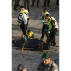 Traslado del cuerpo de un palestino asesinado.