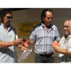 Julio Anta, José Manuel Domínguez y Carlos Fresco, ayer frente a la oficina de Correos de Bembibre.