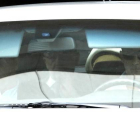 Rodrigo Rato (en el centro) al salir del juzgado en coche por el garaje.