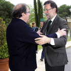 Juan Vicente Herrera y Mariano Rajoy se saludan efusivamente antes de la clausura.