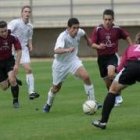 Un jugador culturalista trata de encarar al lateral charro Óscar