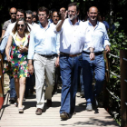 Pastor, Núñez Feijoó, Rajoy y Rafael Louzán, ayer, junto al cauce del río Umia, en Pontevedra.