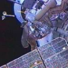 La imagen recoge el momento en el que los astronautas llevan el maniquí que medirá las radiaciones