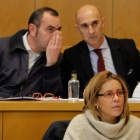 Arriba, dos de los tres concejales de Ciudadanos. SECUNDINO PÉREZ
