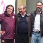 El presidente de la Peña, Manolo Díaz, junto a Rafael Carmona y el peñista Fran. DL
