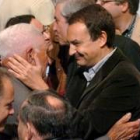 Zapatero saluda a Perfecto Sande, el candidato socialista más veterano en las elecciones municipales