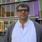 El artista israelí Miki Kratsman posa en el Musac, donde el sábado inaugura su muestra.