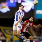 Elustondo cabecea un balón ante Beñat, durante el partido entre la Real y el Athletic.