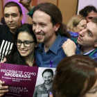 El candidato a la Presidencia del Gobierno de Podemos Pablo Iglesias posa hoy con algunos de los participantes del acto electoral de la Universidad de La Laguna EFE Cristobal Garcia