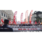 Manifestación convocada por UGT y CC OO en Madrid en defensa de unas pensiones «dignas». JAVIER LIZÓN