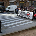 Los Mossos bloquean el paso de la concentración antifascista en el barrio de Sant Pere i Sant Pau de Tarragona.