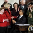 Obama da las gracias a Ledbetter tras la firma de su primera ley como presidente, la de Equidad Sala