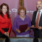 Flor de Juan, Mercedes García y José Manuel Fernández Corral, en la firma.