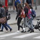 Un grupo de adolescentes cruza un paso de cebra. JESÚS F. SALVADORES