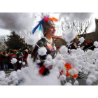 La Piñata, pregonada por Julián León, da rienda suelta a la imaginación en un desfile multitudinario por las calles de Astorga. JESÚS F. SALVADORES