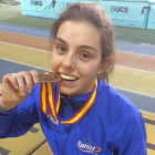 Nuria posa con la medalla de bronce lograda en Oviedo. DL