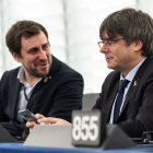Toni Comín y Carles Puigdemont en sus escaños del Parlamento europeo.