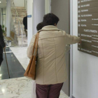 Pecientes consultan el panel de los médicos en un centro de salud.