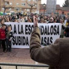 El más de un centenar de vecinos se concentraron cerca de una hora en la plaza del Ayuntamiento