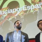 El líder de Vox, Santiago Abascal, en el centro, escoltado por su secretario general, Javier Ortega Smith, y el candidato a presidencia de Andalucía, Francisco Serrano, en un mitin de las elecciones andaluzas.