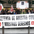 Protesta de trabajadores, ayer, ante una de las puertas principales de El Corte Inglés.
