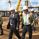 El subdelegado del Gobierno y el alcalde, durante una visita a las obras del recinto ferial.