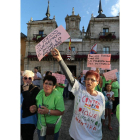 Más de un centenar de personas protestó ante el consistorio.