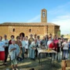 Los miembros de a Asociación de Jubilados de Sahagún frente a la ermita de la Virgen del Puente