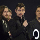 Alex Turner, de Artic Monkeys, agradece el premio otorgado al grupo.