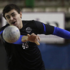 Santista, en un entrenamiento con el Abanca Ademar. FERNANDO OTERO