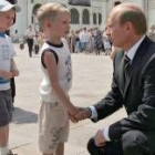 Putin saluda unos niños tras una reunión con militares en Moscú