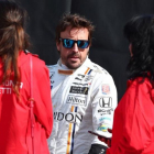 Fernando Alonso conversa con dos componentes del equipo de Mario Andretti, en el test celebrado hoy.