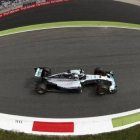Lewis Hamilton, durante la segunda sesión de enetrenamientos libres del viernes en Monza.