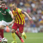 Laporte trata de frenar a Iniesta en un partido de Liga.