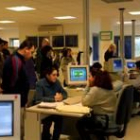 Parados buscan trabajo en una oficina del desempleo